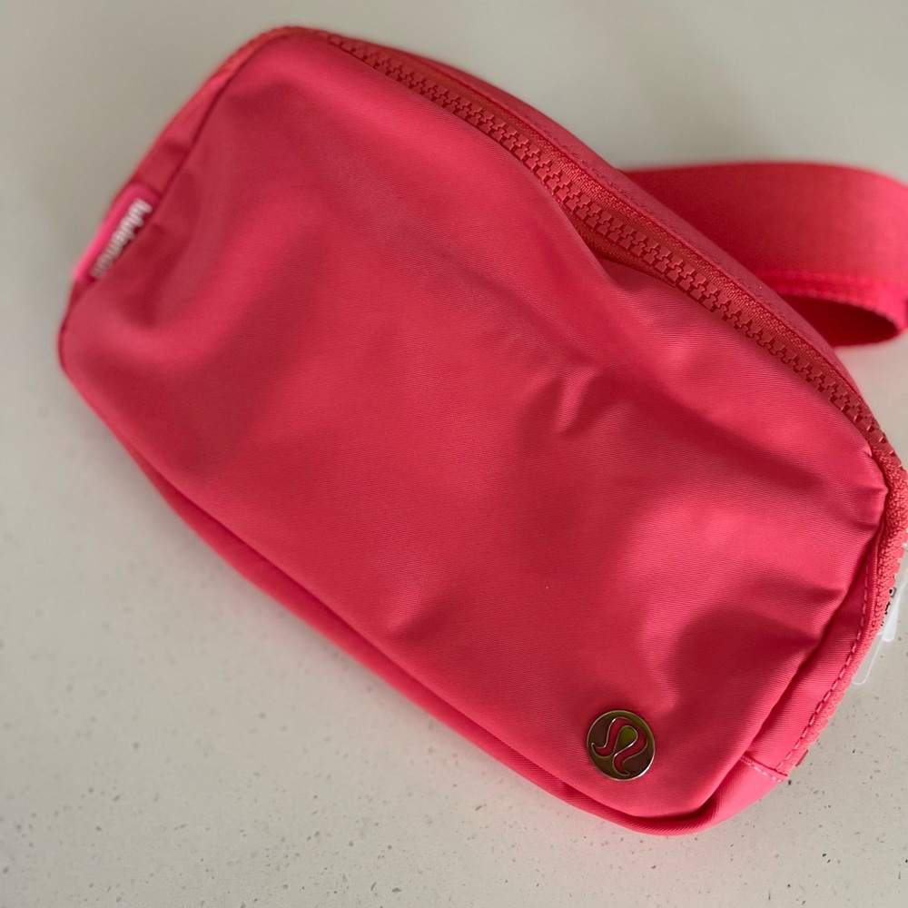 Lululemon Everywhere Belt bag